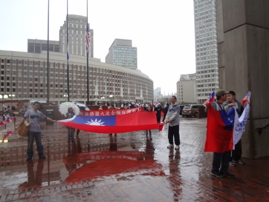 民眾合持大面國旗抵達市府廣場