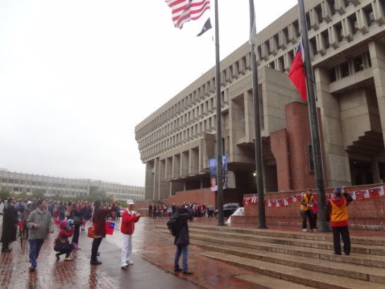 中美兩國國旗及麻州州旗共同飄揚於市府大樓前。