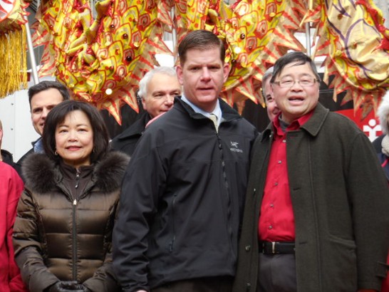 主席阮鴻燦先生(右)與洪處長(左)及波士頓市長Martin Walsh(中)上台向民眾賀年。