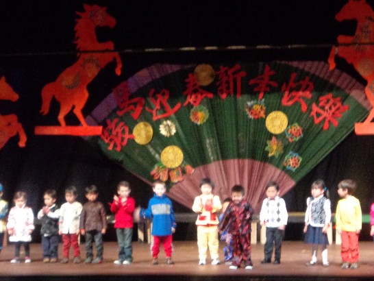 勒星頓中文學校學生表演可愛，贏得觀眾熱情賀彩。