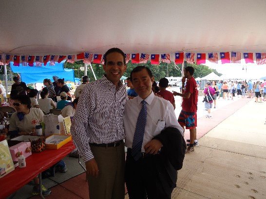 陳副處長與羅州普羅維敦斯市市長塔維斯合影