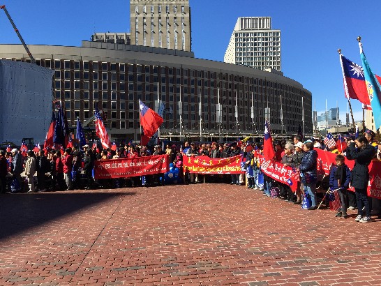 國慶遊行隊伍齊聚市政府廣場前合唱國歌