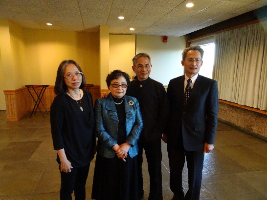 右起:賴處長、雲門舞集創辦人林懷民、紐文中心游主任淑靜及賴處長夫人