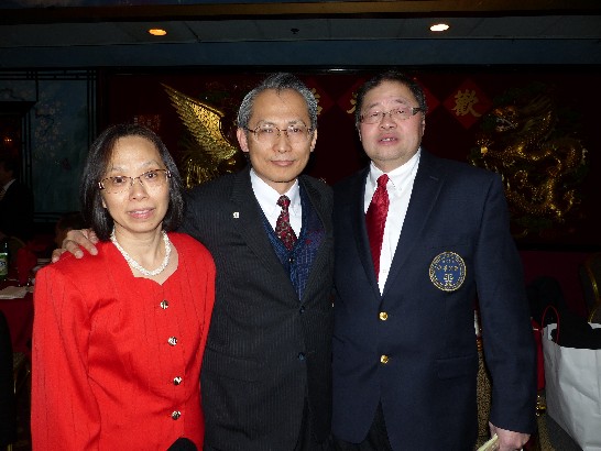 賴處長伉儷與中華公所主席阮鴻燦合影