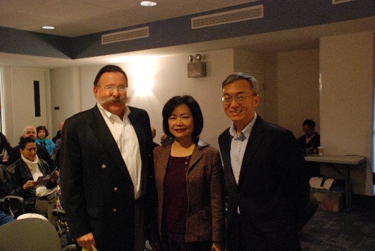 洪處長與Newport市長Harry Winthrop合影,右為朱永昌組長.