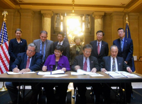Taiwan Agricultural Trade Goodwill Mission and Director-General Shen signs deals to buy soybeans, corn from Indiana, USA.