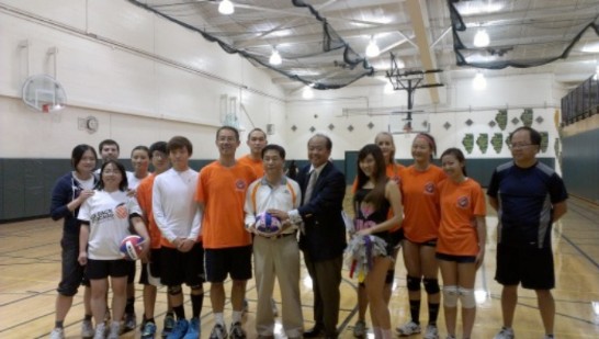 Volleyball players take a group photo with Consul General Ger