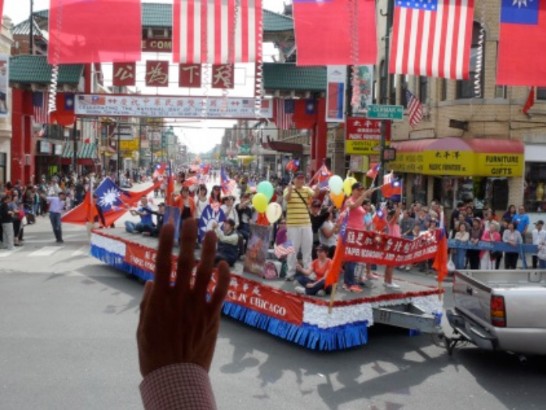 Float sponsored by the Taipei Economic and Cultural Office in Chicago salutes the honorable guests and the audience.