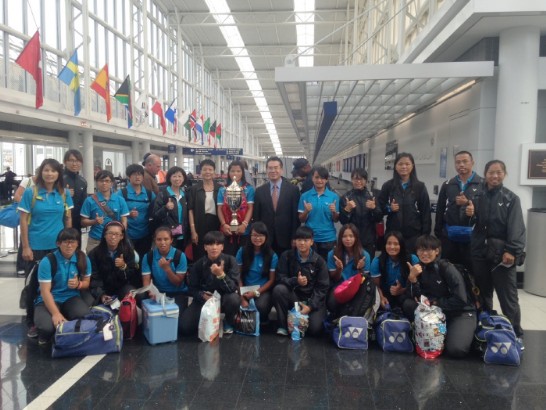 Deputy Director General Samuel Kuo and Director Rose Chen of TECO in Chicago greet Taiwanese Tug-of-War Team, formed by students of Taipei Jingmei Girls High School and National Normal University, while transferring at O’Hare International Airport on September 4th, 2014.