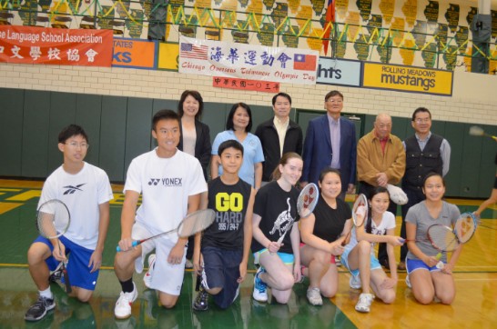Director General Calvin Ho of TECO in Chicago tossed the tip-off for the basketball game of “Chicago Overseas Taiwanese Olympics” at William Fremd High School on October 12, 2014.