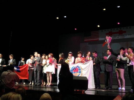 Director General Calvin Ho of TECO in Chicago, Singers of Irene Yeh and Shino Lin, and sponsors of Taiwanese-American Chamber of Commerce of Greater Chicago members in the ROC 103rd National Day Goodwill Mission Concert.