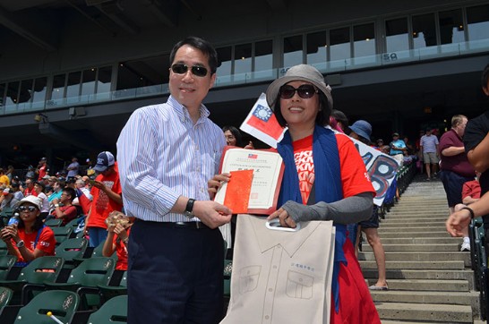 Director General Ho presents leader of Chien Kuo H.S. Band fan group with certificate of appreciation