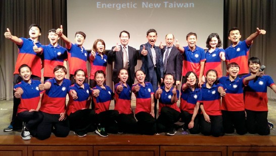 Director General Ho joins the Taiwan Youth Ambassadors for a lively commemorative photo following the group’s Chicago performance
