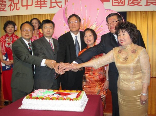 文建會主委盛治仁（左二）、駐芝經文處長申佩璜夫婦（右一、二）、以及中華會館主席區一平夫婦（中）準備切下建國百年生日蛋糕。