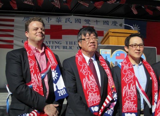 駐芝經文處長申佩璜（中）與代表聯邦參議員柯克（Mark Kirk）前來祝賀的Steve Kim（右）及代表伊利諾州財務長羅瑟福特（Dan Rutherford）出席的史密斯（Michael Smith，左）合影留念。