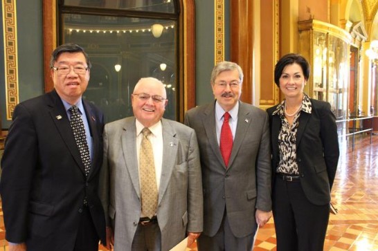 駐芝經文處申處長佩璜、愛荷華州州參議長肯比、州長布蘭斯泰、副州長雷諾絲（自左起）9月30日於黃豆及玉米採購意向書簽署後合影。