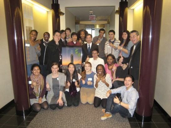 芝加哥佩頓高中（Chicago Walter Payton College Prep）中文班15名學生在中文老師吳文輝帶領下，於1月9日前來本處拜會，分享渠等在上年11月前往台灣台南天主教德光中學交流學習的台灣經驗，本處葛處長葆萱、郭副處長聖明及文化組陳組長幗珍及林秘書逸代表本處出席當日的交流活動。