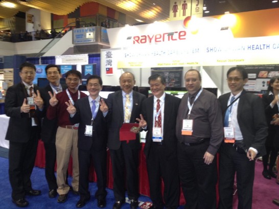 台灣秀傳醫療體系總裁黃明和(左五)等，來美展示台灣醫療健康資訊系統和設備。左四為駐芝台北經文處處長葛葆萱。