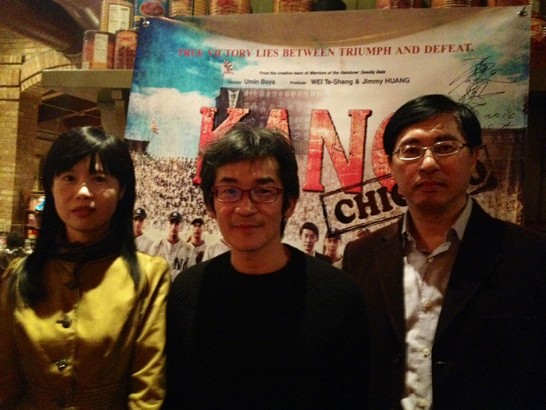 駐芝加哥辦事處曾偉明副處長與魏德聖先生在會後慶功宴上合影