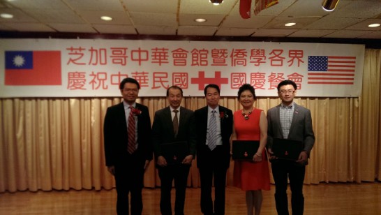 何處長頒發僑營美食餐廳證書。