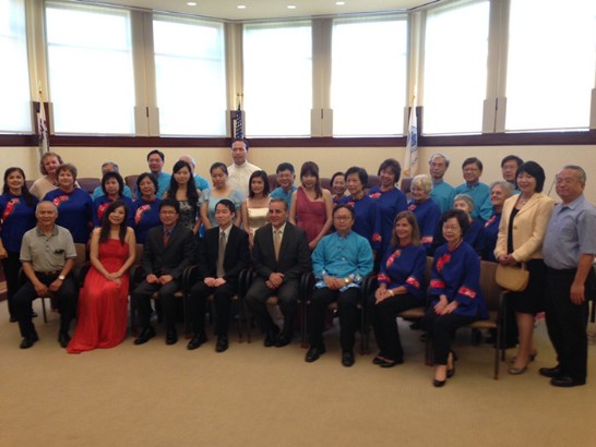 何處長及Wallace市長與我國「新古典室內樂團」等表演團體合影。