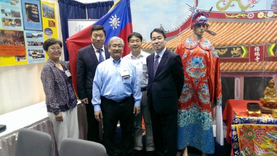 何震寰處長與印城臺鄉會會長李會長昭鋐等人在我國文化展區前合影。