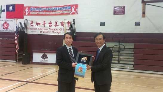 湯局長於7月20日該團在威斯蒙市公園局體育館演出前致贈駐處感謝牌及錦旗，由何處長代表接受。