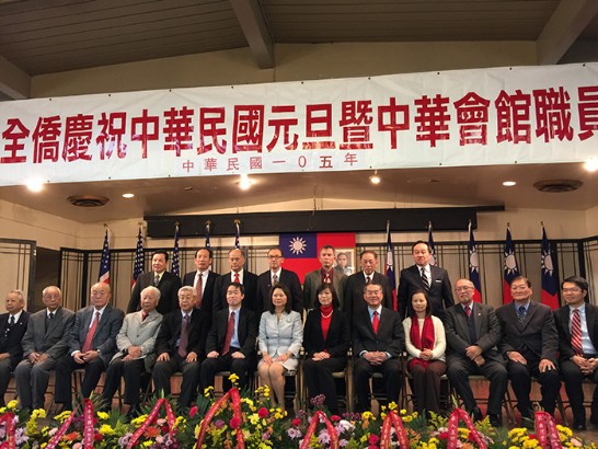 何震寰處長與中華會館主席等合影