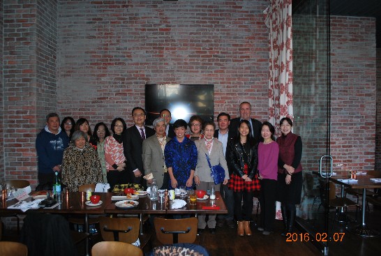 張詩瑞處長夫婦與出席僑民合影