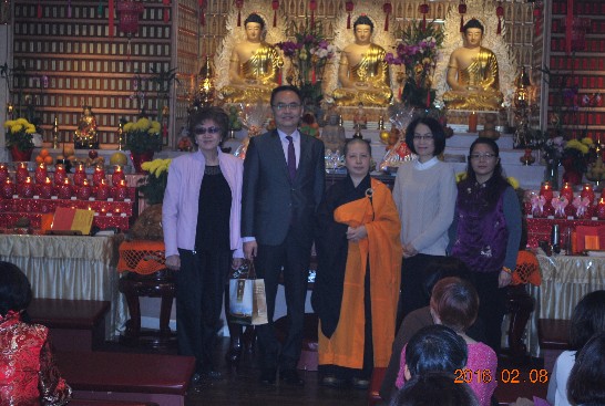 (由左至右)僑務委員趙陳月麗、張詩瑞處長、覺聖法師、張處長夫人及國際佛光會科州協會會長吳金諓合影
