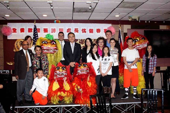 張詩瑞處長夫婦於全僑公宴與舞獅隊及部份出席政要、僑領合影