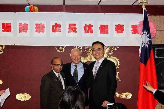 張詩瑞處長於全僑公宴與聯邦眾議員Mike Coffman (R-CO)(中)及科州眾議會議員Janak Joshi (左)合影