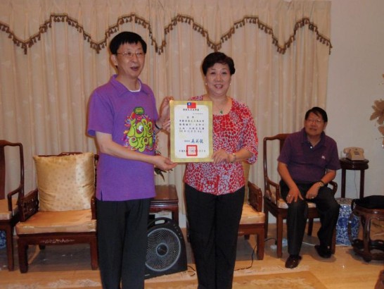 Director General Paul Wang presents Mrs. Meilih Huang with the certificate of appointment as Adviser of the Overseas Compatriot Affairs Commission(OCAC).   