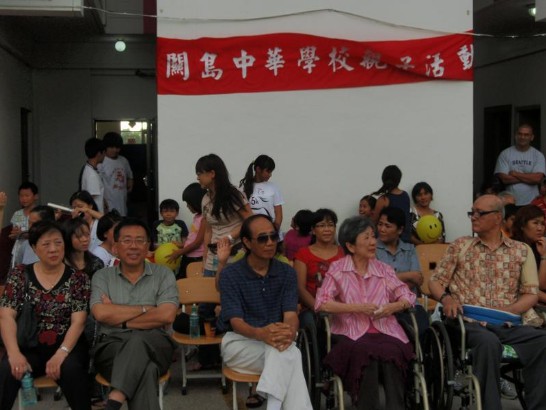 Mr.and Mrs. Chuck C. Wu, Founder of the Guam Chinese School(the front right 1 and right 2), Dr. Chin-Tian Lee(the front right 3), President of Table Tennis Association of Guam, Fong S. Wu(the front right 4),Commissioner of the Overseas Compatriot Affairs Commission, and Mei-Lih Huang(the front right 5), Deputy Director of Board of Guam Chinese School
