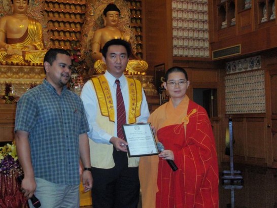 關島議會參議員Dennis Rodriguez,Jr.(左1)代表議會頒贈感謝狀予關島佛光山住持釋度法師(右1)，中間為關島佛光會關島協會黃會長稜棨。