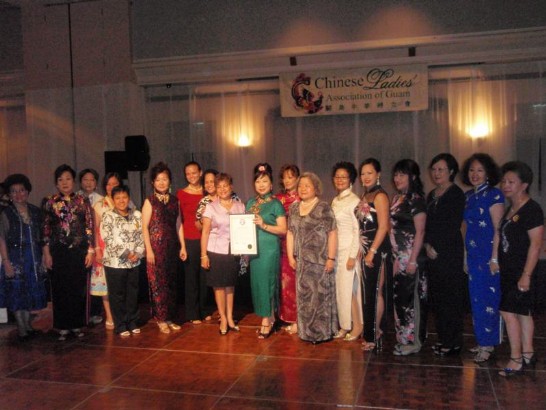 關島議會議長Judith Won pat及參議員兼秘書長Tina Muna Barnes等頒發第31屆關島議會第97號決議文予中華婦女會程會長瑞英。