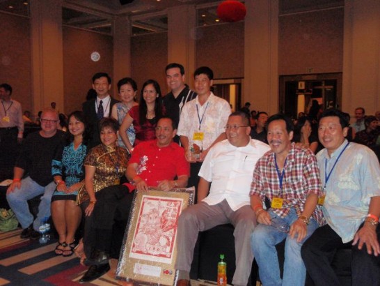 駐處王處長夫婦(站立左1及2)與關島議會議長Judith Won Pat(坐左3)、副議長Benjamin Cruz(坐左4)、參議員Frank Blas, Jr.( 坐左5)、參議員Rory Respicio夫婦(站立左3及4)、華商總會副會長Cencio Tan(坐右1)及中華總會吳會長宗聲(坐右1)等合影。