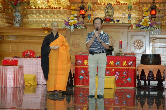 本處蔡處長2009年2月22日在關島佛光山法會現場致詞，蔡處長右側為關島佛光山住持妙冠法師。