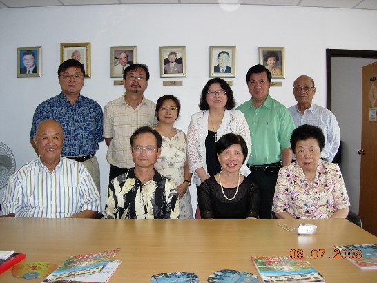 蔡處長夫婦2009年7月6日拜會塞班中華總會前、現任會長陳守仁、謝判奇、陳祖儀等人