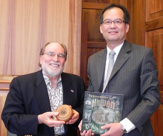 駐檀香山辦事處章處長文樑於2月22日拜會夏州州長Neil Abercrombie。章處長除恭賀當選州長外，並與A州長就如何在既有之基礎上，繼續加強雙邊經濟、文化以及潔淨能源之交流等議題交換意見。會後章處長致贈雕金彩磁瓶乙只，A州長回贈”Yesterday in Hawaii: A Voyage through Time”乙冊及相思木質糖果盒乙只，雙方並合影留念。