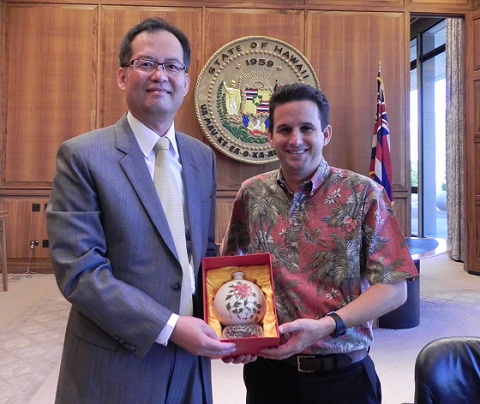 駐檀香山辦事處章處長文樑於1月27日拜會夏州副州長Brian Schatz，討論如何增進雙邊關係等事宜。