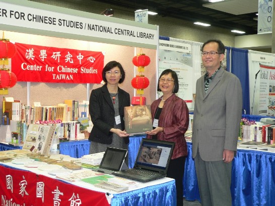 美國亞洲學會年會及書展於3月31日至4月3日在檀香山國際會議廳舉行，計有來自各國研究亞洲議題專業人士約5000人與會，中華民國國家圖書館、中央研究院數位典藏及數位學習專案計畫及民間出版商漢珍數位圖書與大鐸資訊公司均參加書展。