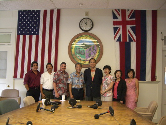 王處長夫婦一行拜會可愛郡議會，與議長Bill Asign及副議長Mel Rapozo合影