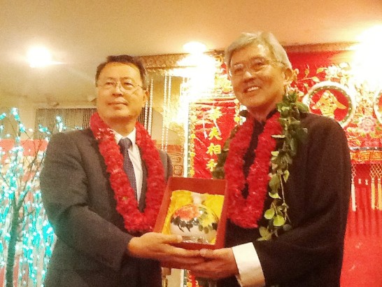 朱總領事向傑出公民得獎人阮保焯致贈賀禮