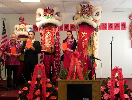 朱總領事與夏州州長代表Deidre Tegarden及夏州眾議員榮譽議長佘貴人共同主持採青儀式合影。