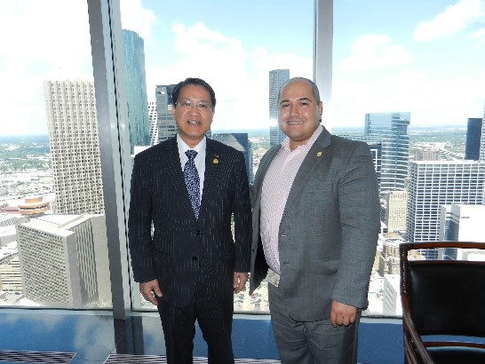 Director General Liao had lunch meeting with Division Manager Terence O'Neil of Office of International Community of City Houston in Petroleum Club on April 17