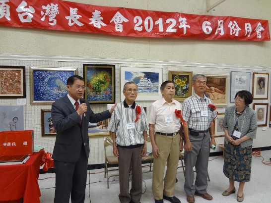 Director General Liao commends three model fathers with the chairperson of the senior citizens association