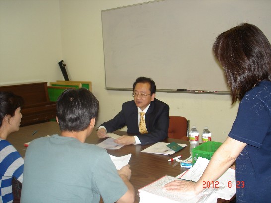 Secretary Chang helps a Dallas couple with passport renewal.