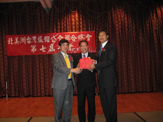 Director General Liao (center) attends the Taiwan Innkeepers Association of Greater Houston new Board installation ceremony