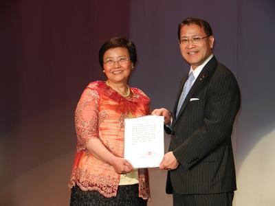 Director General Liao presents a plaque of appreciation to Honorable Outgoing Chairman Hsu of the Join Chinese College Alumni Association
